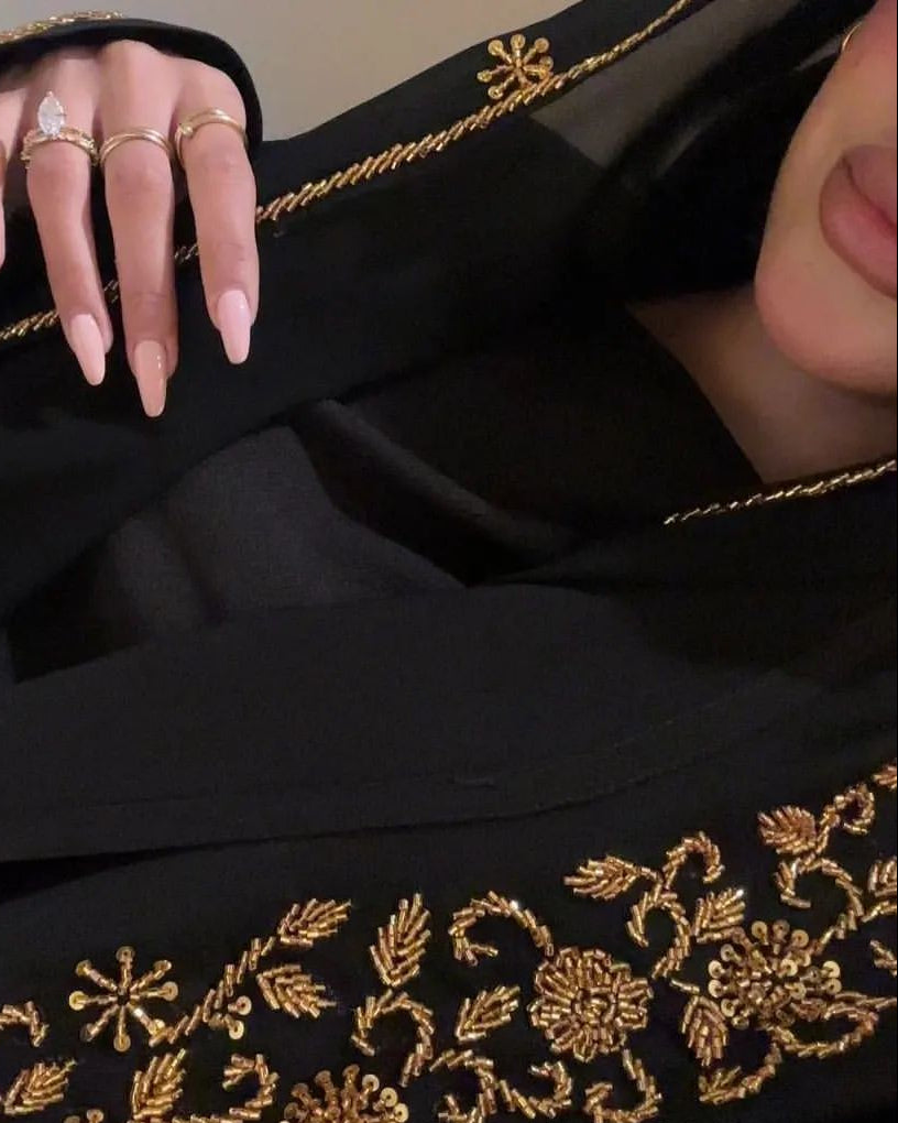 Maha Al Qamar - Abaya avec hijaab