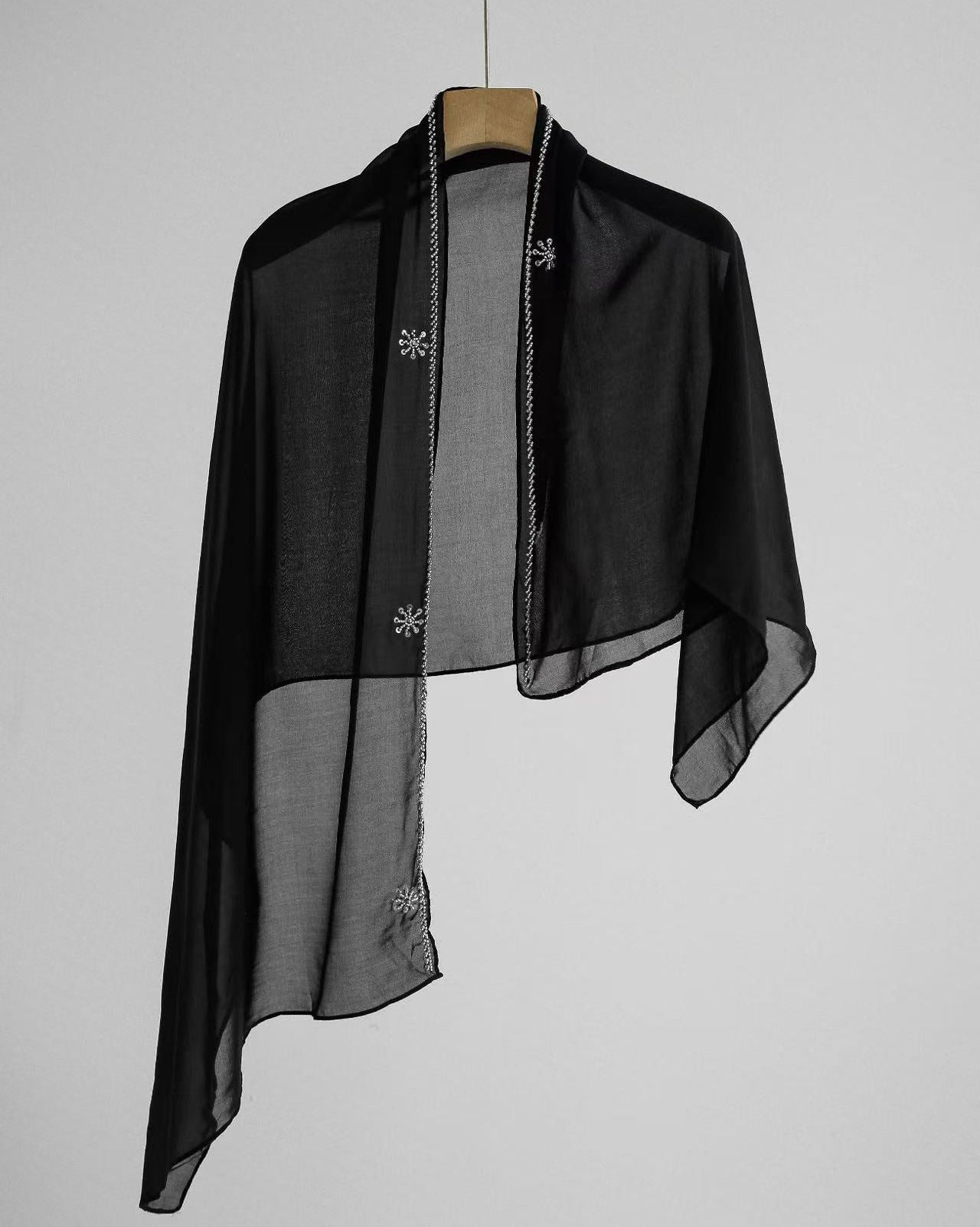 Maha Al Qamar - Abaya avec hijaab