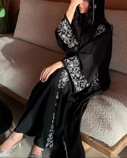 Maha Al Qamar - Abaya avec hijaab