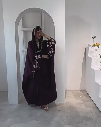 Nura Al Jamal - Abaya avec hijaab